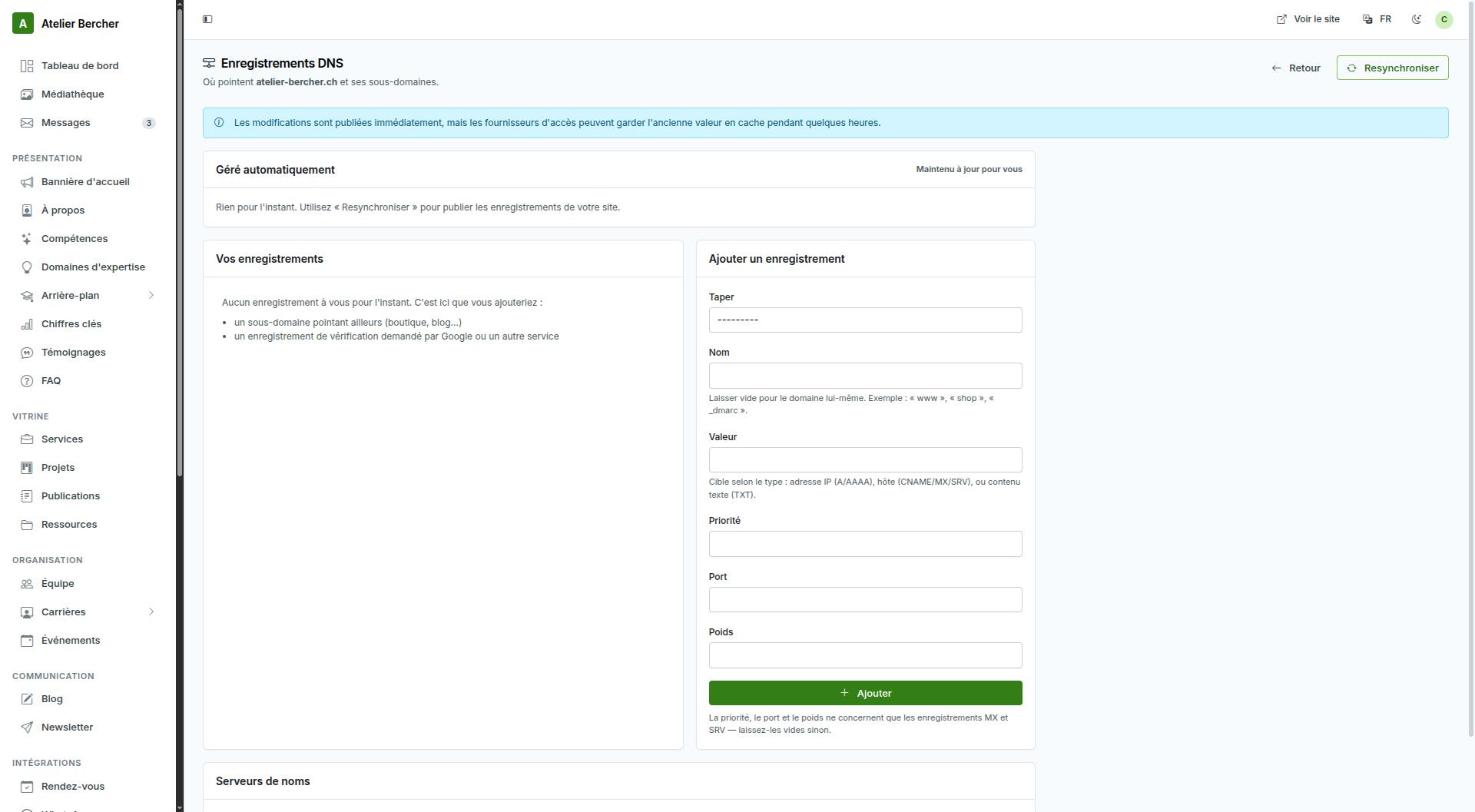 L'écran des enregistrements DNS : une section gérée automatiquement, vos propres enregistrements, et un formulaire pour en ajouter un.
